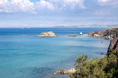 Turkuaz deniz suyuyla kayalık kıyı şeridi.