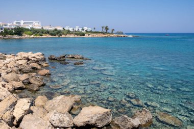 Sirena sahilinin turkuaz berrak suyu, Protaras, Kıbrıs Rum Kesimi manzarası