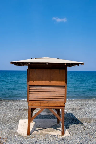 Station de sécurité de sauveteur en bois contre l'eau bleue et le ciel — Photo