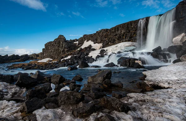 Agua de la cascada salpicando en un río rocoso Islandia — Foto de Stock