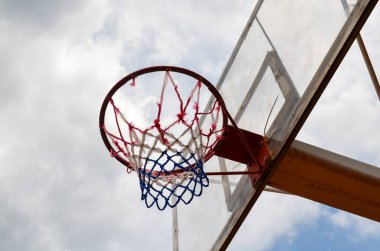 Bulutlu gökyüzüne karşı basketbol potası