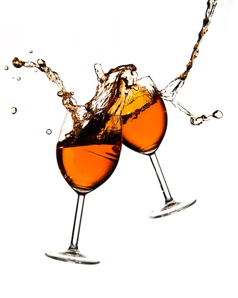 Zerbrochene Weingläser mit Weinspritzern auf weißem Hintergrund — Stockfoto