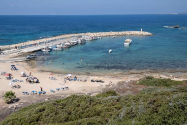 Sahilde insanlarla marina avlamak ve yüzmek. Akamas Yarımadası, Sayfa