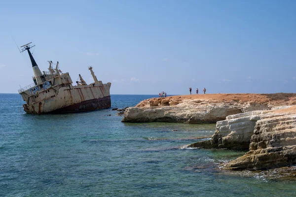 Barco abandonado en una costa rocosa en el océano. Peyia Paphos Chipre — Foto de Stock