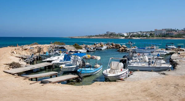 Fischerboote ruhen in einem kleinen Fischerhafen. Protaras Zypern — Stockfoto