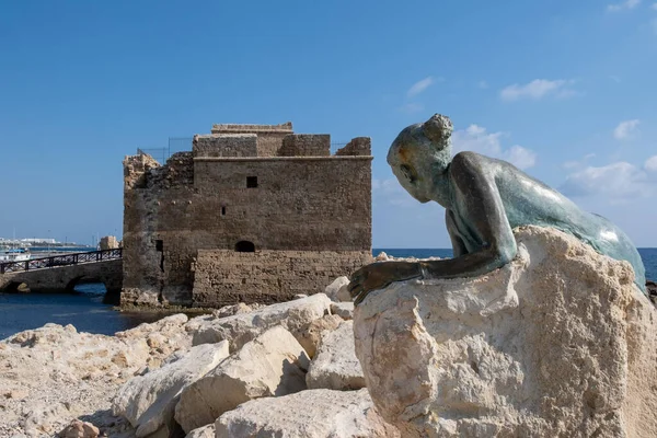 Kaleye bakan taşın üzerindeki bronz kadın heykeli. Paphos Kıbrıs — Stok fotoğraf