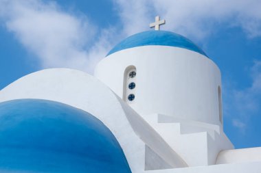 Mavi bulutlu gökyüzüne karşı çan kubbesi olan Hıristiyan kilisesi.