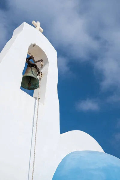 Chiesa cristiana con cupola campanaria contro cielo nuvoloso blu — Foto Stock