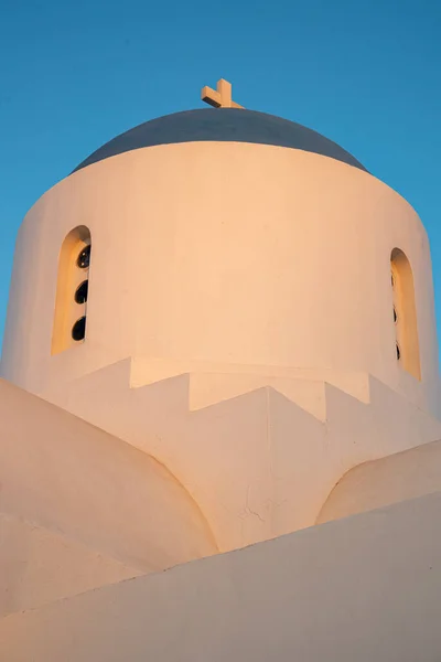 Kuppel einer traditionellen christlichen Kirche bei Sonnenuntergang. Griechische Kirchen — Stockfoto