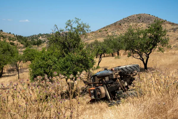 Mezőgazdasági traktor feküdt a vidéki területen fák baleset után — Stock Fotó
