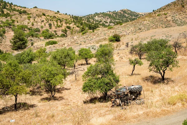 Tracteur agricole étendu dans le champ rural avec des arbres après accident — Photo