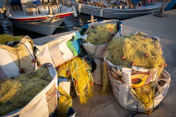 Fischernetze, Seile und Schwimmkörper. Fischernetz auf einem Korb — Stockfoto