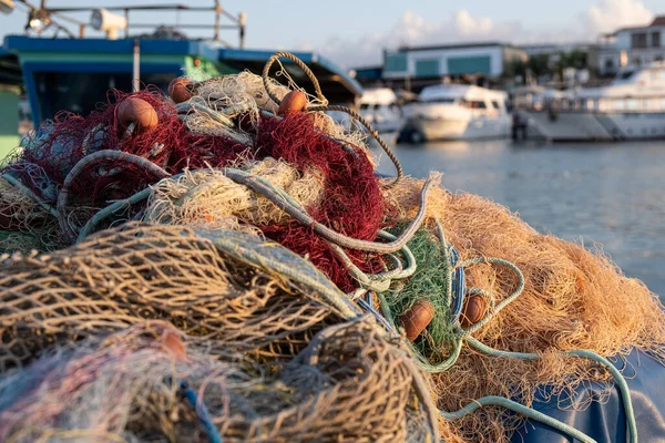 Fischernetze, Seile und Schwimmkörper. Fischernetz auf einem Korb Stockbild