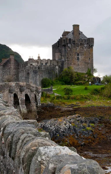 苏格兰高地沼泽地中的爱丽安 · 多南城堡. — 图库照片