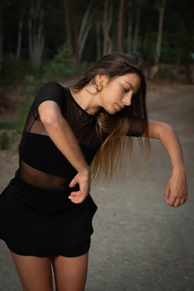 若い現代舞踊家や振付家が屋外で踊る女性が環境で踊る — ストック写真