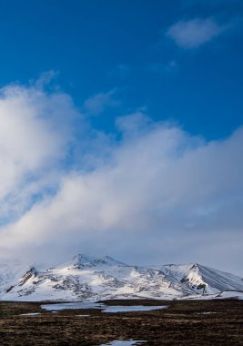 İzlanda 'daki Snaefellsnes yarımadasında dağları ve karla kaplı çayır arazisi