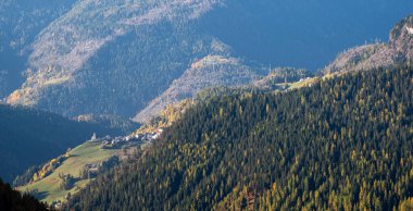 İtalyan Alplerinde ormanlı dağ manzarası.