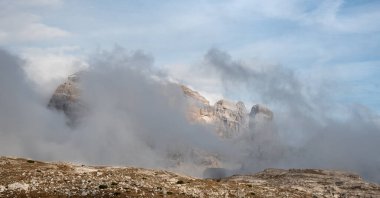 Sonbaharda sisli dağ manzarası. Tre Cime dolomiti İtalya.