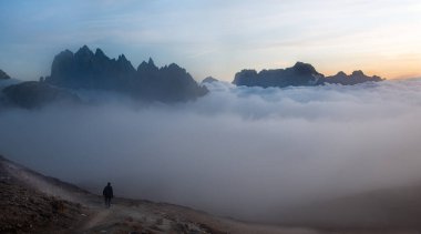 Tanınmayan bir adam İtalya 'nın Güney Tyrol kentindeki Tre Cime' de yürüyüş yolunda yürüyor..