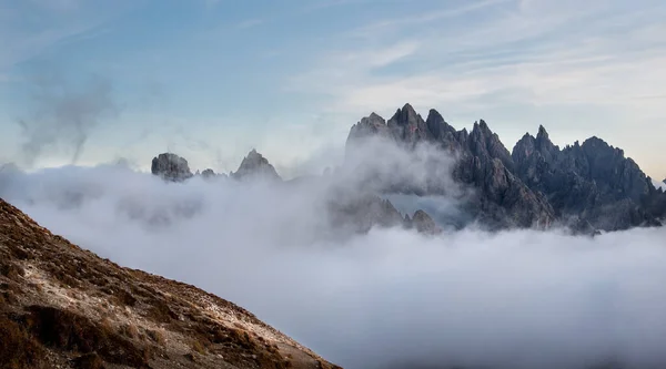 Paisaje de montaña con niebla en otoño. Tre Cime dolomiti Italia. —  Fotos de Stock