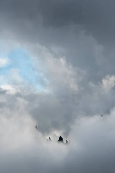多云的风景，在狂风暴雨的天空中，岩石群山的边缘 — 图库照片