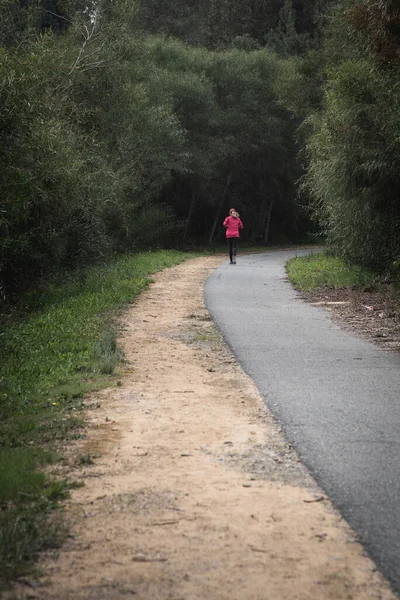 未被认可的成年女运动员慢跑。健康的生活方式. — 图库照片