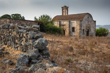 Kuzey Kıbrıs 'taki Pentadakylos dağlarında terk edilmiş ve terk edilmiş tarihi Panayia Katharon kilisesi.