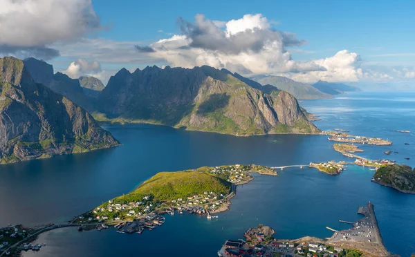 Nefes kesen bir manzara Norveç 'in kıyı köylerini gün batımında Reine' deki Reine manzarasından yakalar.