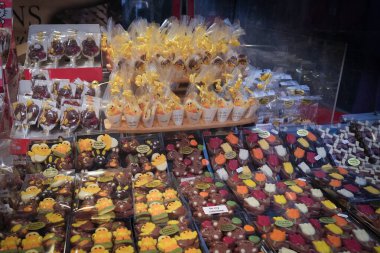 Amsterdam., Hollanda, 15 Şubat 2024: El yapımı lezzetli çikolata ve şekerlerin çeşitliliği bir gıda pazarını dolduruyor.