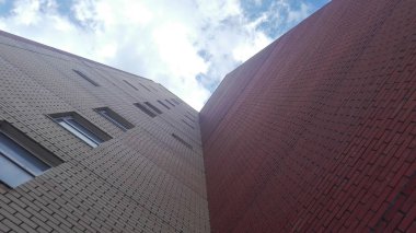 Çok öykülü bina. Yukarı. Gökyüzü