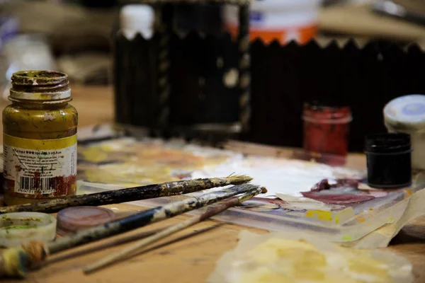 Sanatçının stüdyosu guaş fırça