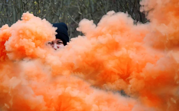 Renkli duman turuncu kızla