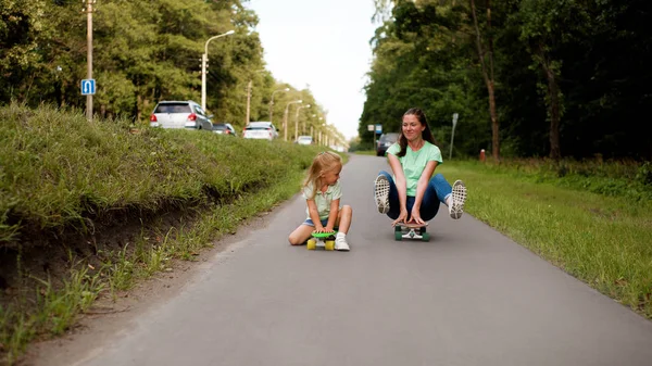 aktif olarak anne ve kızı kaykay spot seviyorum