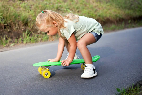 Mała Dziewczynka Nauki Skate — Zdjęcie stockowe