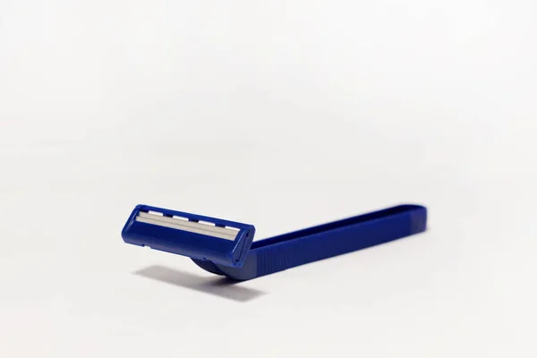 beyaz zemin üzerine jilet