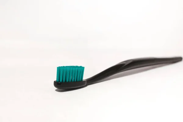 Beyaz arkaplanda diş fırçası