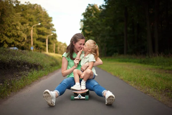 Anne ve kızı ata binmeyi öğrenmek
