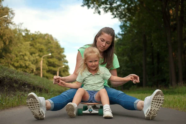 Anne ve kızı ata binmeyi öğrenmek