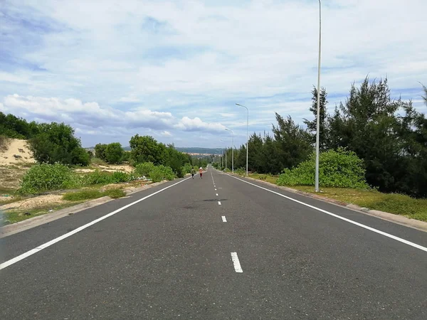 Yol çalışan bir bölen şeridi ile