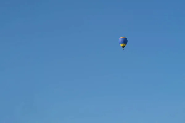 Sıcak hava balonu gökyüzünde