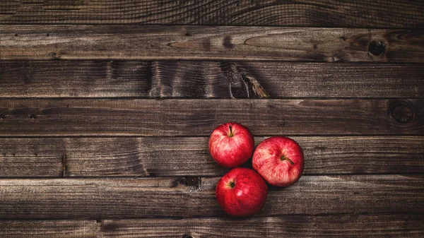 Metin için yer ile ahşap arka plan üst görünüm Olgun kırmızı elmalar