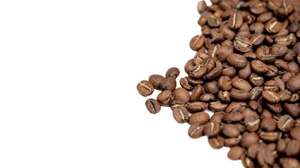 Beyaz arka planda kahve çekirdekleri.