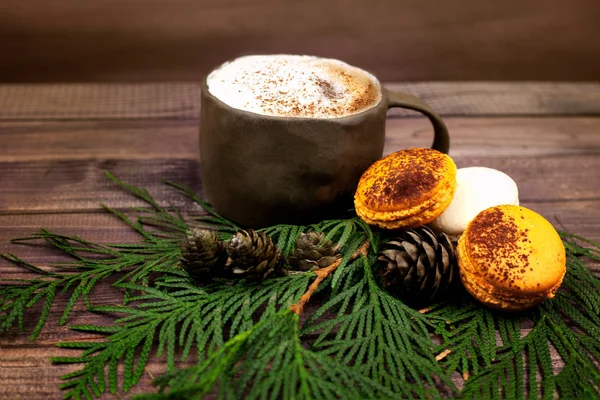 Macaroons, koni ve deniz cehri çay ahşap arka plan üzerinde ile Noel ağacı. 