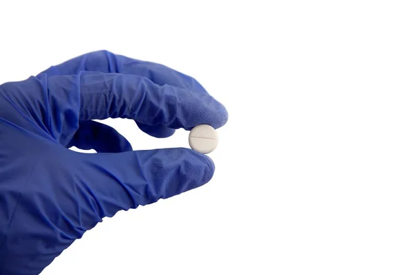 Beyaz bir arka plan üzerinde uyuşturucu. Elinde mavi eldiven yakın çekim.
