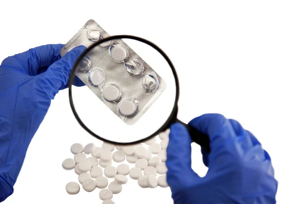 Beyaz bir arka plan üzerinde uyuşturucu. Elinde mavi eldiven.