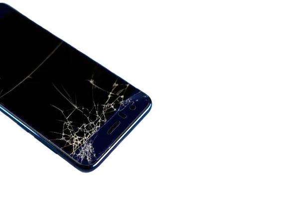Kırık ekran beyaz zemin üzerine izole ile hareket eden smartphone