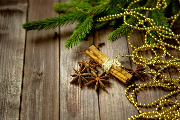 Baharatlar ile Noel ağacı ahşap arka plan üzerinde mulled şarap için