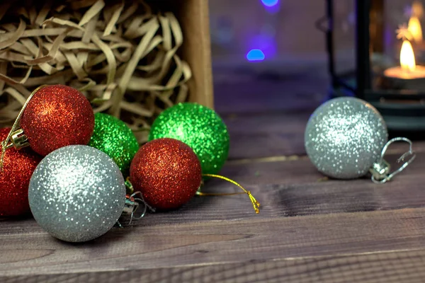 Boules Noël Colorées Dans Une Boîte Sur Une Table Bois — Photo