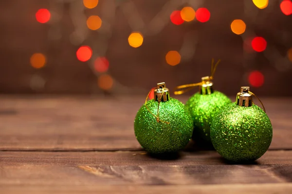 Bolas Verdes Navidad Una Caja Sobre Una Mesa Madera —  Fotos de Stock