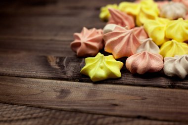 Metin için yer ahşap zemin üzerine farklı renk mini beze.